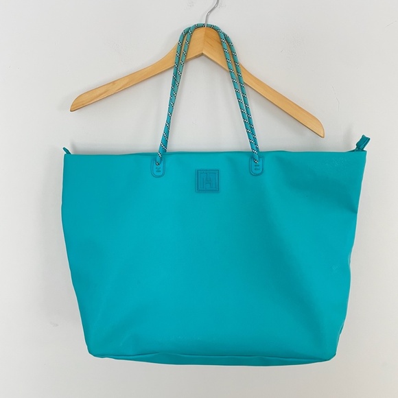 Set of Tommy Hilfiger/Shiseido Aquamarine Beach Tote with 3 Accessory Bags - Picture 2 of 13
